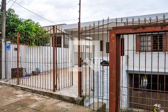 Fachada de casa à venda com 3 quartos, 90m² em Vila Nova, Porto Alegre