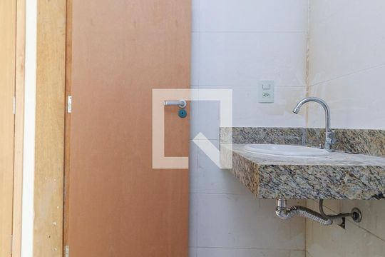 Banheiro de kitnet/studio para alugar com 0 quarto, 27m² em Vila Congonhas, São Paulo