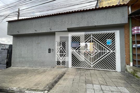 Fachada de casa à venda com 3 quartos, 180m² em Vila Carmosina, São Paulo