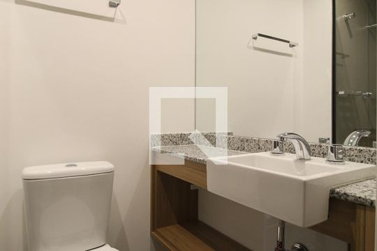 Banheiro de kitnet/studio para alugar com 1 quarto, 27m² em Moema, São Paulo