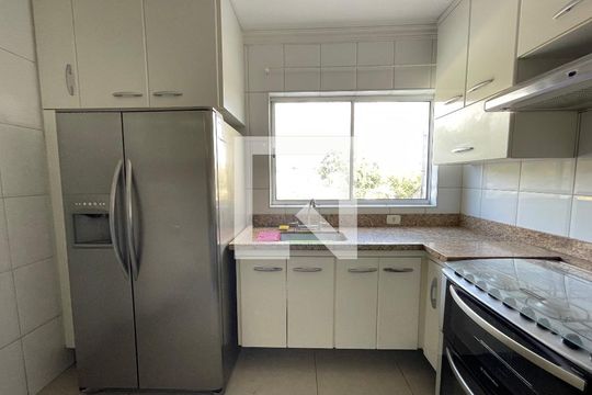 Cozinha de casa de condomínio para alugar com 2 quartos, 80m² em Jardim Alvorada (zona Oeste), São Paulo