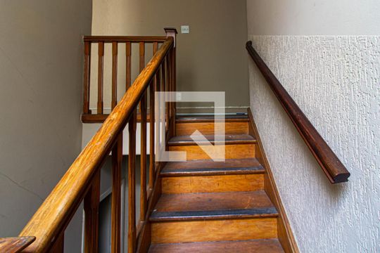 Escada de casa à venda com 4 quartos, 260m² em Vila Romana, São Paulo