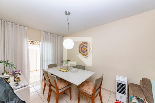 Sala de casa de condomínio à venda com 3 quartos, 143m² em Cabral, Contagem