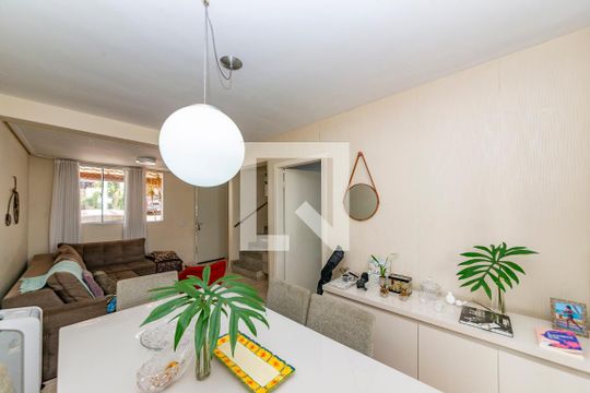 Sala de casa de condomínio à venda com 3 quartos, 143m² em Cabral, Contagem