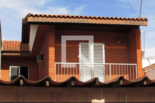 Fachada de casa para alugar com 3 quartos, 125m² em Remédios, Osasco