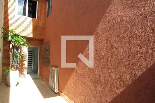 Quintal da frente de casa para alugar com 3 quartos, 125m² em Remédios, Osasco