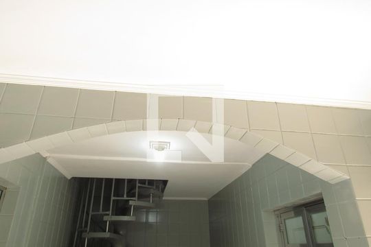 Hall do piso inferior de casa para alugar com 3 quartos, 125m² em Remédios, Osasco