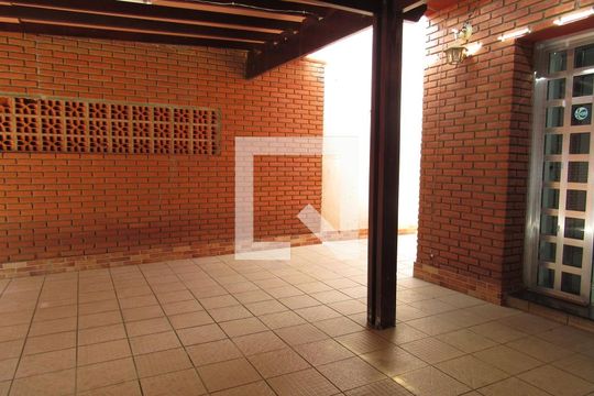 Garagem de casa para alugar com 3 quartos, 125m² em Remédios, Osasco