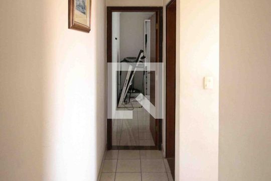 Corredor de casa à venda com 3 quartos, 138m² em Vila Industrial, São Paulo