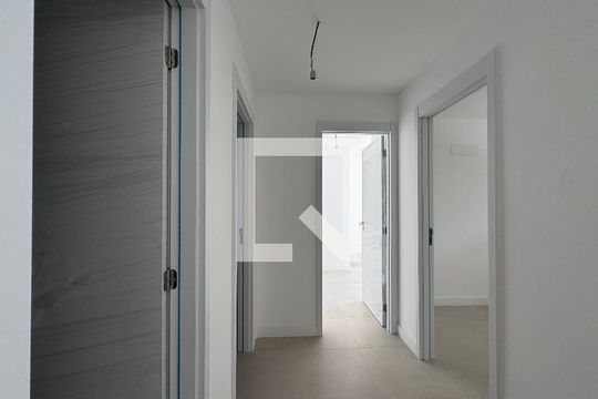 Corredor de apartamento à venda com 3 quartos, 121m² em Barra da Tijuca, Rio de Janeiro
