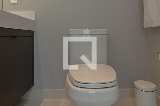 Banheiro de kitnet/studio para alugar com 1 quarto, 52m² em Moema, São Paulo