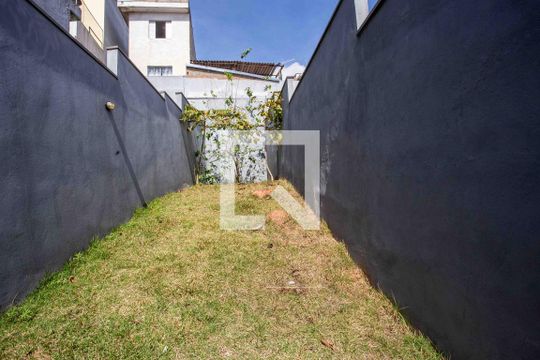 Quintal de casa à venda com 2 quartos, 130m² em Taboão, Diadema