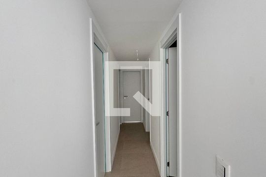 Corredor de apartamento à venda com 4 quartos, 187m² em Barra da Tijuca, Rio de Janeiro