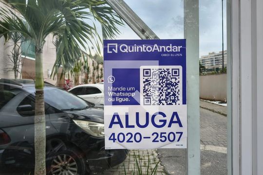 Plaquinha instalada de apartamento para alugar com 2 quartos, 70m² em Recreio dos Bandeirantes, Rio de Janeiro