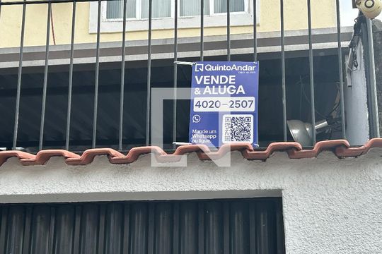 Fachada e plaquinha de casa para alugar com 3 quartos, 100m² em Abolição, Rio de Janeiro