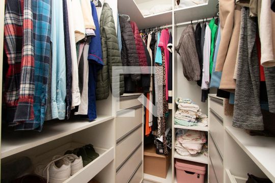 Closet da Suíte 1 de casa à venda com 3 quartos, 154m² em Jardim Aeroporto, São Paulo