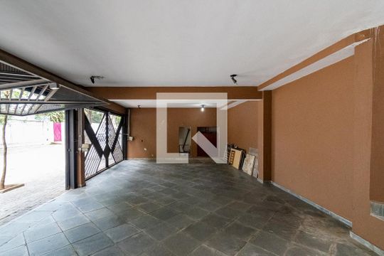 Garagem de casa para alugar com 4 quartos, 298m² em Jardim Prudência, São Paulo