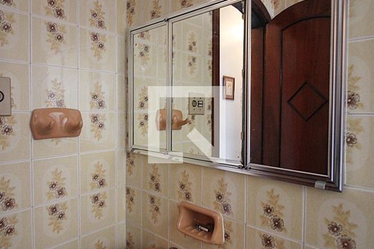 Banheiro Social de casa à venda com 4 quartos, 220m² em Vila Marlene, São Bernardo do Campo
