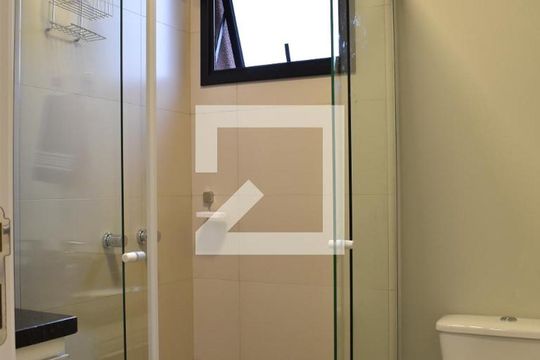 Banheiro de kitnet/studio para alugar com 1 quarto, 22m² em Centro, Curitiba