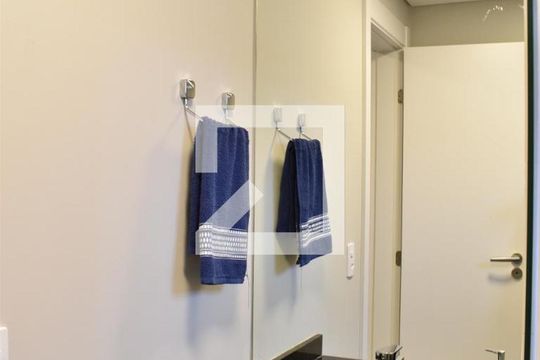 Banheiro de kitnet/studio para alugar com 1 quarto, 22m² em Centro, Curitiba