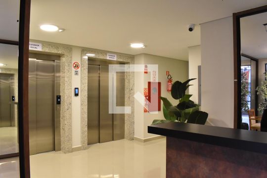Área comum - Elevador de kitnet/studio para alugar com 1 quarto, 22m² em Centro, Curitiba