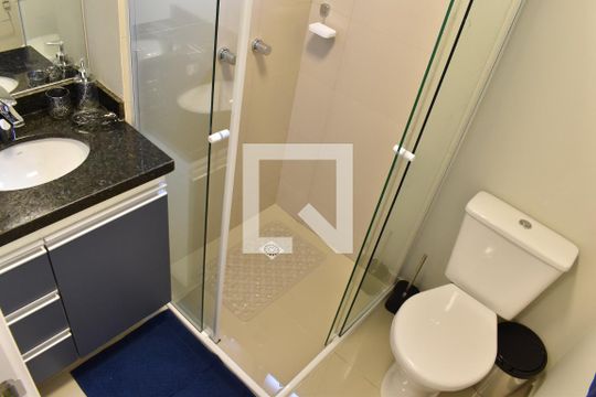 Banheiro de kitnet/studio para alugar com 1 quarto, 22m² em Centro, Curitiba