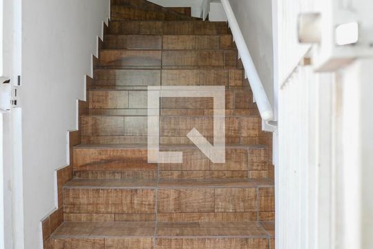 Escda de casa para alugar com 2 quartos, 60m² em Jardim Previdencia, São Paulo