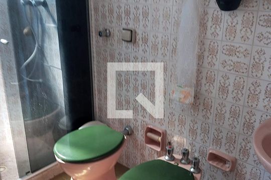 Banheiro de apartamento à venda com 1 quarto, 45m² em Nonoai, Porto Alegre