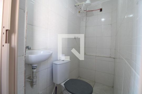 Banheiro de casa para alugar com 1 quarto, 30m² em Jardim Anhanguera, São Paulo