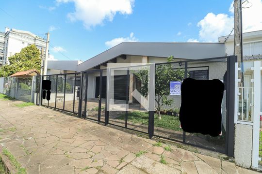 Fachada de casa à venda com 3 quartos, 255m² em Jardim Lindóia, Porto Alegre