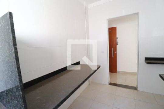 Cozinha de apartamento para alugar com 2 quartos, 59m² em Santa Mônica, Uberlândia