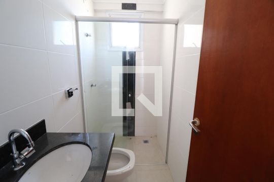 Banheiro do Quarto 2 de apartamento para alugar com 2 quartos, 60m² em Santa Mônica, Uberlândia