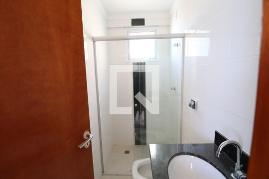 Banheiro do Quarto 2 de apartamento para alugar com 2 quartos, 59m² em Santa Mônica, Uberlândia