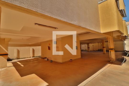 Garagem de apartamento para alugar com 3 quartos, 134m² em Santa Mônica, Uberlândia