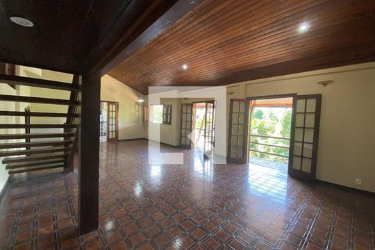 Sala de casa de condomínio para alugar com 6 quartos, 704m² em Taquara, Rio de Janeiro