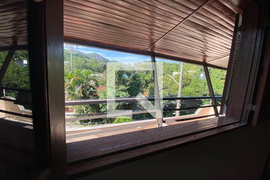 Sala de casa de condomínio para alugar com 6 quartos, 704m² em Taquara, Rio de Janeiro