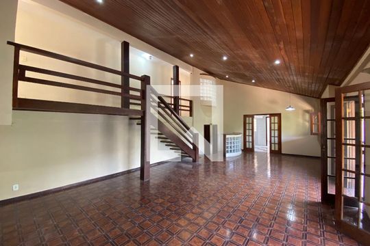 Sala de casa de condomínio para alugar com 6 quartos, 704m² em Taquara, Rio de Janeiro