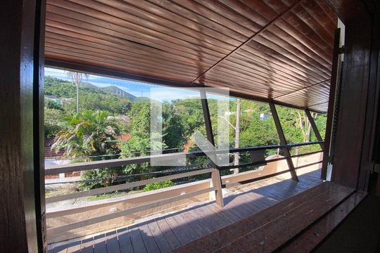 Sala de casa de condomínio para alugar com 6 quartos, 704m² em Taquara, Rio de Janeiro