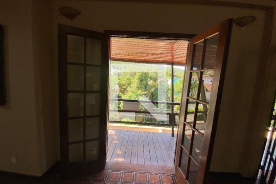 Sala de casa de condomínio para alugar com 6 quartos, 704m² em Taquara, Rio de Janeiro