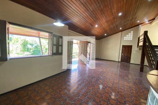 Sala de casa de condomínio para alugar com 6 quartos, 704m² em Taquara, Rio de Janeiro