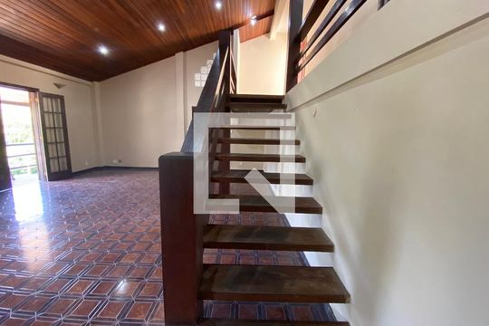 Sala de casa de condomínio para alugar com 6 quartos, 704m² em Taquara, Rio de Janeiro