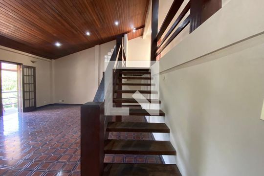 Sala de casa de condomínio para alugar com 6 quartos, 704m² em Taquara, Rio de Janeiro