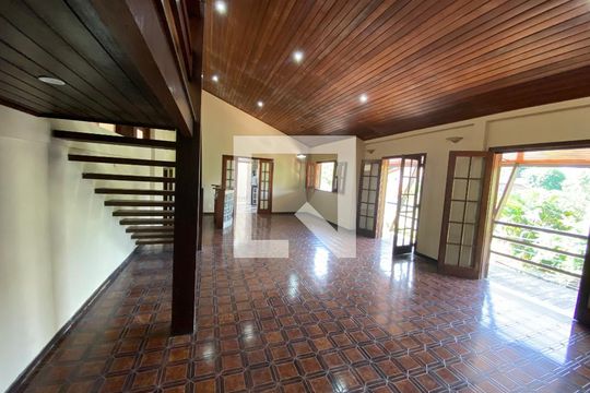 Sala de casa de condomínio para alugar com 6 quartos, 704m² em Taquara, Rio de Janeiro