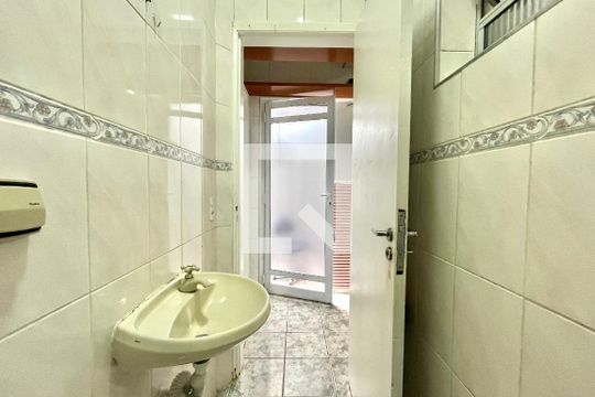Banheiro de kitnet/studio para alugar com 1 quarto, 24m² em Jardim Oriental, São Paulo