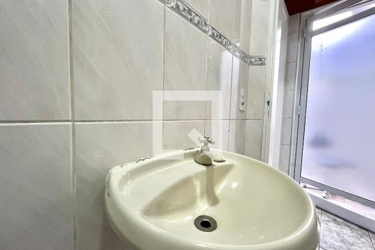 Banheiro de kitnet/studio para alugar com 1 quarto, 24m² em Jardim Oriental, São Paulo