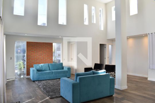 Casa para alugar com 4 quartos, 540m² em Cascatinha, Curitiba