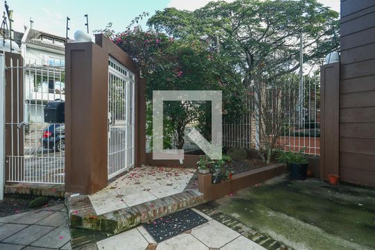 Quintal de casa à venda com 4 quartos, 278m² em Vila Jardim, Porto Alegre