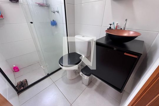 Banheiro de apartamento à venda com 2 quartos, 42m² em Santos Dumont, São Leopoldo