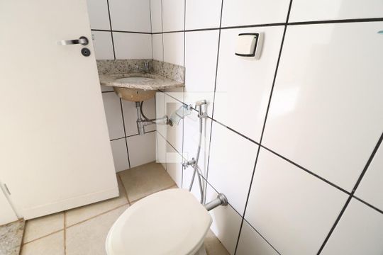 Banheiro de serviço de casa para alugar com 4 quartos, 420m² em Jardim Karaíba, Uberlândia