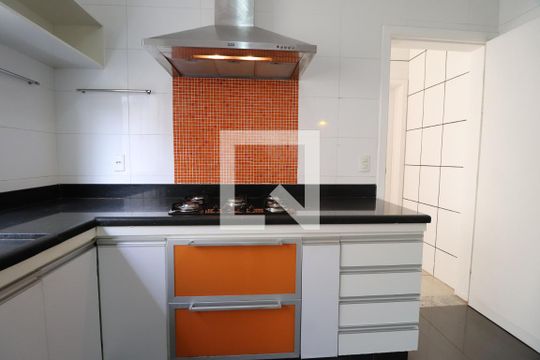 Cozinha de casa para alugar com 4 quartos, 420m² em Jardim Karaíba, Uberlândia